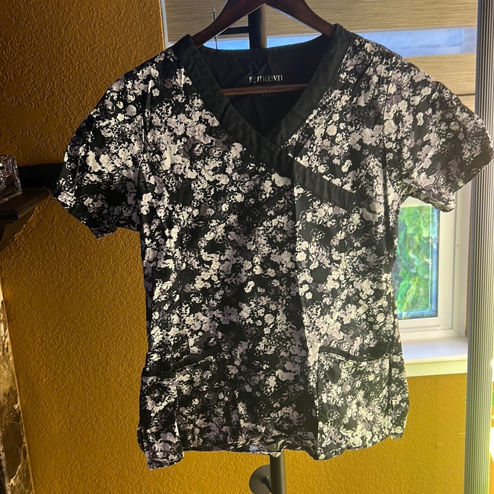 Maevn Scrub Top Size Small